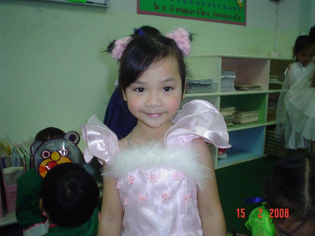 pitchameen's tweet image. พูดถึงเรื่องบิวตี้ นึกถึงที่เคยโดนครูล้อว่าคางเหมือนแม่มดมาตั้งแต่เด็กแบบเด็กประถม ตอนนั้นไม่ชอบเลยแบบ ทำไมคางแหลมจัง คางยาวจัง ปจบก็ยังโดนถามตลอดทำหรือฉีดมามั้ย  แต่ตอนนี้คือแบ่งไปทางแก้มหมดแล้ว