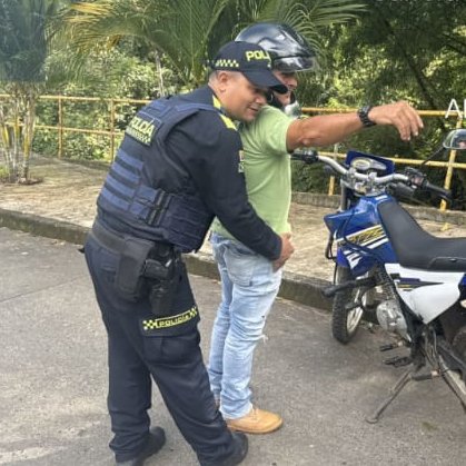 Policiantioquia's tweet photo. En #Tarso, comprometidos con la seguridad y convivencia ciudadana, nuestras unidades adelantan actividades de prevención, registro, control e identificación a personas y verificación al transporte público en zona urbana y rural del municipio. #ActuandoPorAntioquia https://t.co/2RGVpBghJP
