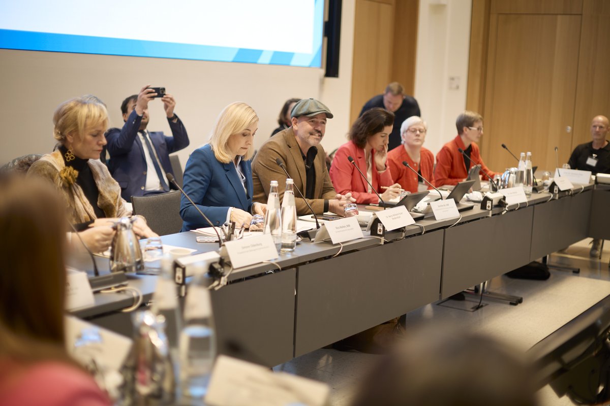 BMG_Bund's tweet photo. .@ninawarken: „Wir möchten mit der neuen Allianz eine wichtige Botschaft an alle Betroffenen und ihre Angehörigen senden: Wir setzen die angekündigte Stärkung der Versorgung und Forschung durch eine enge Zusammenarbeit aktiv um. Wir lassen die Betroffenen nicht allein!“ https://t.co/8aVbqDmmPE
