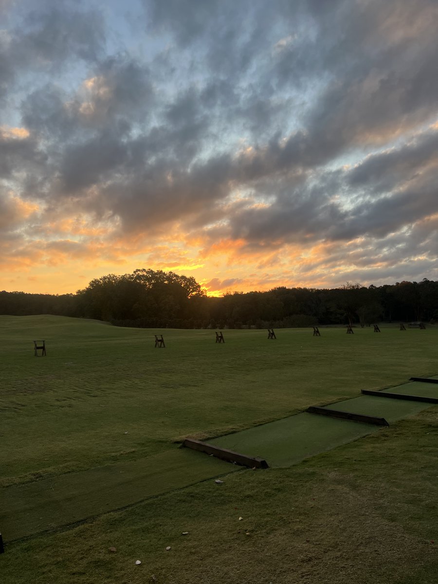 omgolfcourse's tweet image. The weather may be cooling off, but it’s brought some beautiful sunrises to the course!! 🌅

#TheOleMissGolfCourse #GolfCourse #Golf #Sunrise #Mississippi