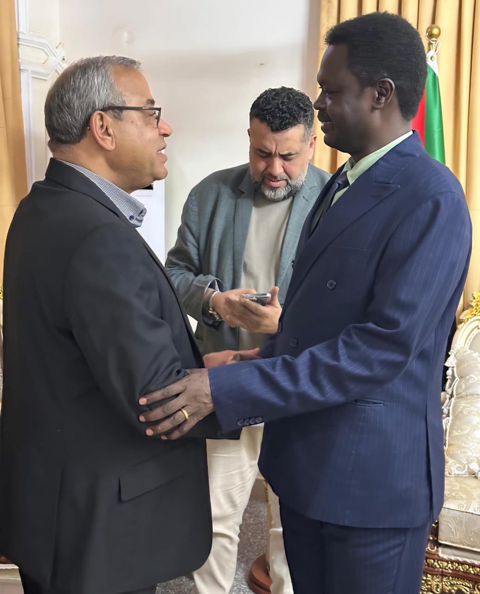 كنت سعيداً جداً بلقائي اليوم من الصحفيين العاملين في الصحف والقنوات البريطانية والدولية والعربية ، حيث تمحور نقاشنا حول حقيقة مشكلة السودان . كنت معهم شفافاً في عرض ما يجري في السودان ، مع التركيز علي حجم التدخل الدولي الذي بات هو العامل الأساسي في سير الحرب .