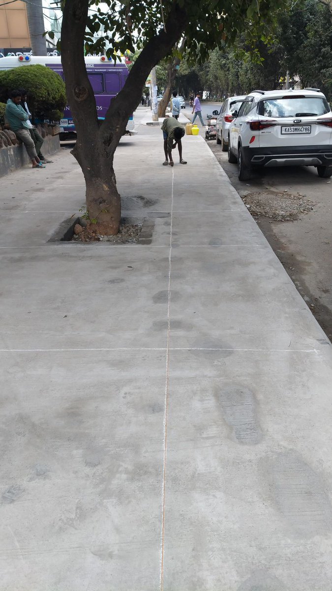 CitizenMattersX's tweet image. 🚨 A Rare Win for Pedestrians on Kundalahalli Main Road 🛤 🚶‍♂️🚶‍♀️🚶

#Bengaluru finally has a footpath that respects pedestrians- a clean, sturdy, brushed-concrete stretch that’s actually safe to walk on. In a city where broken tiles, gaps, cables, and parked bikes turn walking…