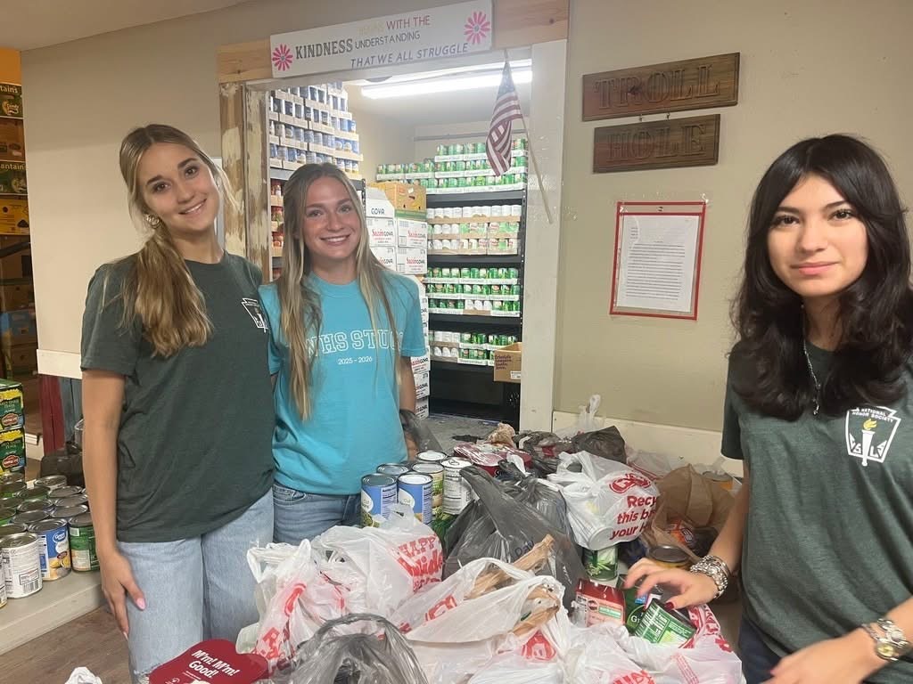 ConroeISD's tweet image. Students from The Woodlands High School’s National Honor Society collected and donated 935 pounds of canned goods and food items to Compassion United as part of their yearlong service project. We’re proud of their commitment to serving the Montgomery County community.