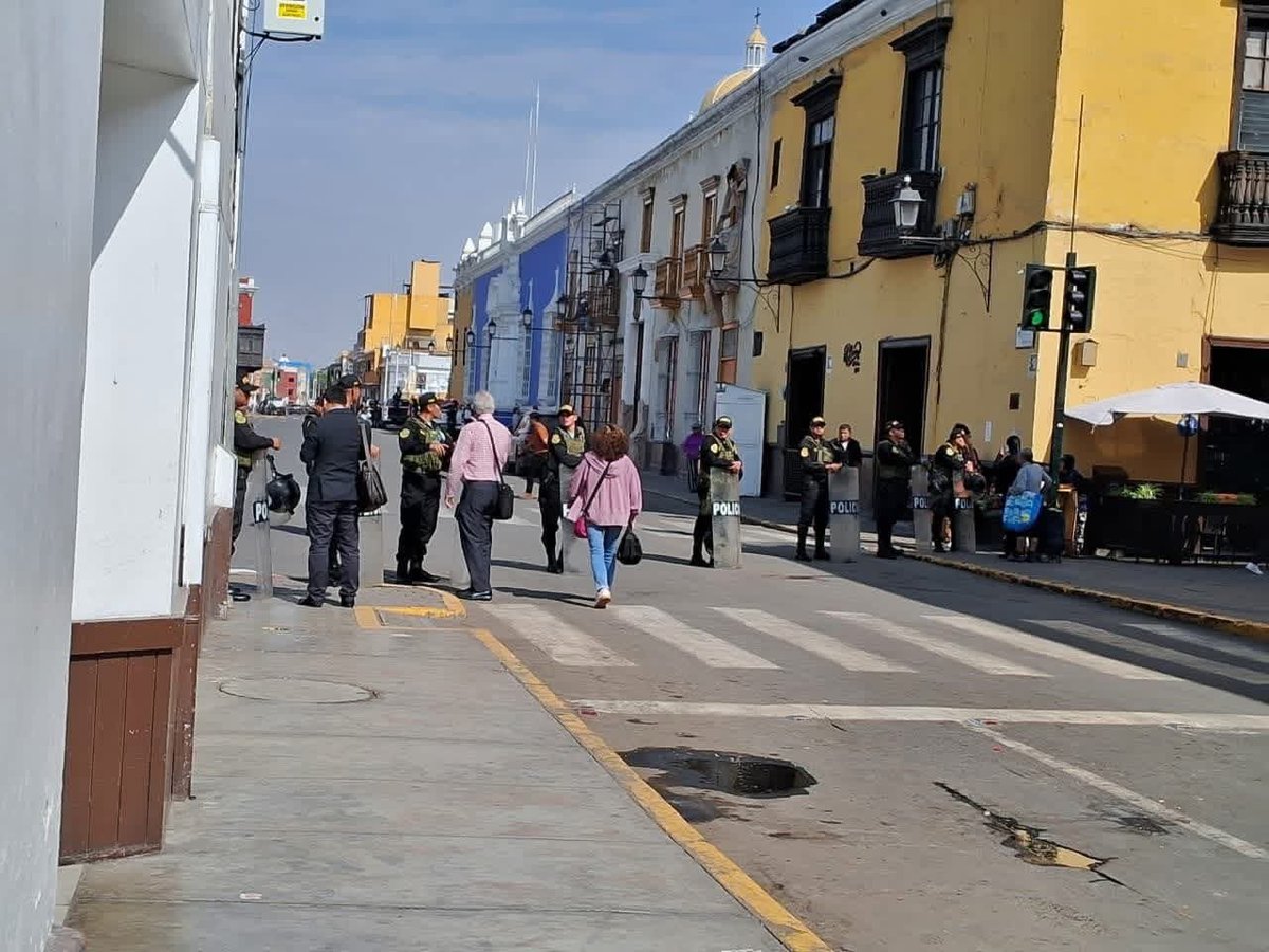 mirecarhuas's tweet photo. Jeri al mismo estilo de #DinaAsesina cerró calles y plaza de Trujillo #LaLibertad para su llegada, además no permitió que la prensa local se acerque. Solo sus mermeleros y portátil pudieron acercarse o realizarle preguntas
#FueraJeriViolador #PeruEnDictadura #NoMasMuertos https://t.co/HsV4mnYJnL