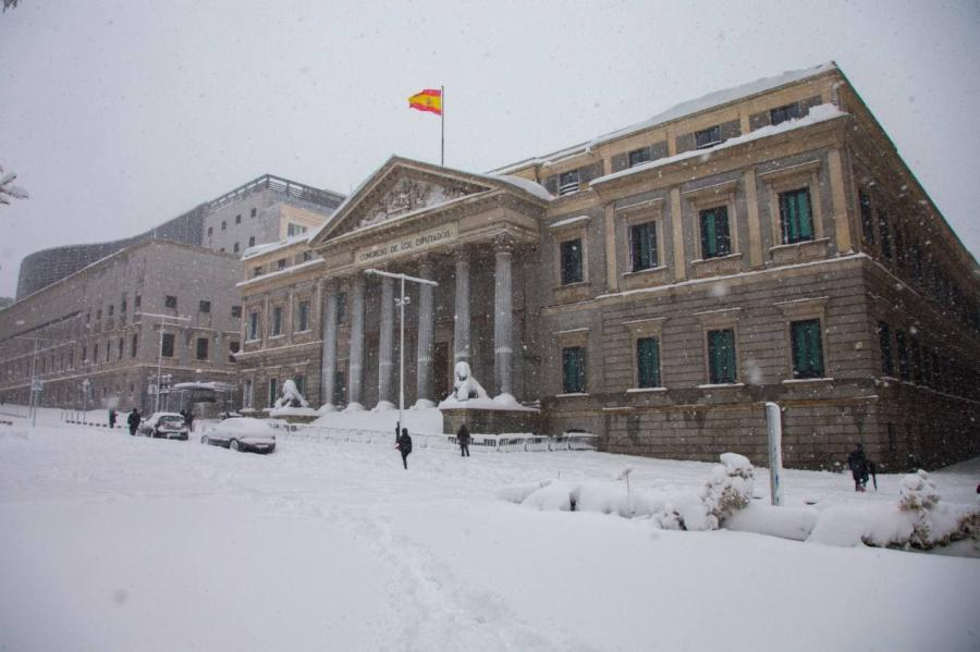 mir_artvisual's tweet image. Hoy España ha hecho combo breaker: bronca en el Congreso, CIS ardiendo y AEMET anunciando nieve en cotas bajas.
Política en modo reality… y clima en modo Juego de Tronos.
Mi crónica del día helado 👉 elsillondelespectador.substack.com/p/cuando-el-co…
#política #CIS #España