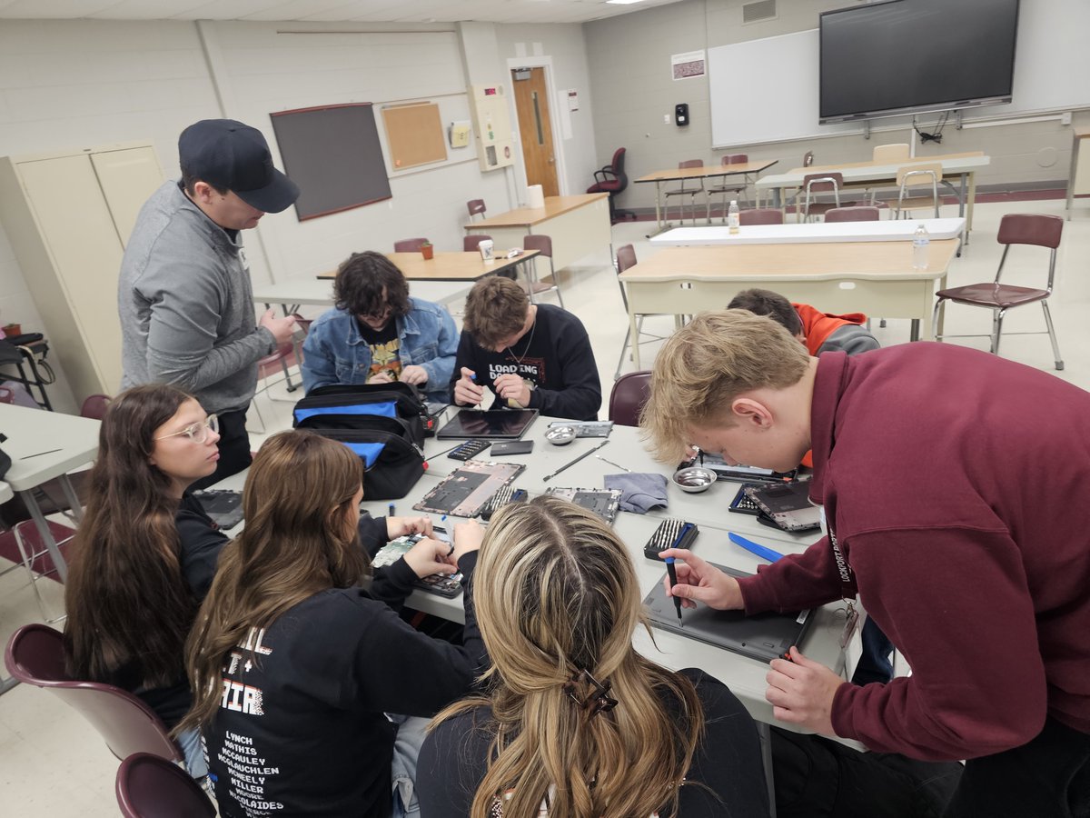 Our TAC Crew had a great day yesterday hosting our new friends from <a href="/PanaCUSD8/">Pana CUSD 8</a>!  We both have student run Chromebook repair programs with <a href="/Xerox/">Xerox</a> and we spent the day sharing tips and tricks as well as touring our campus.  #porterpride #edtech