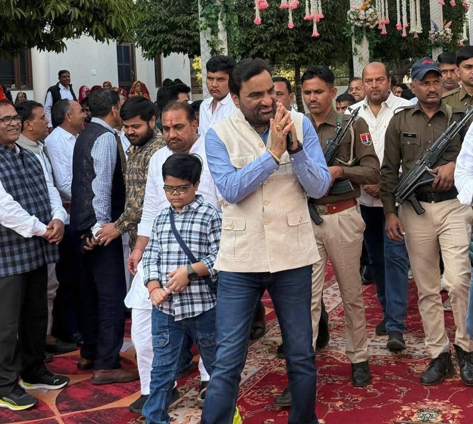 awasthi4305's tweet image. आपको नहीं लगता की गोलू को पढ़ाई करने देनी चाहिए,बाल मजदूरी गैर कानूनी है