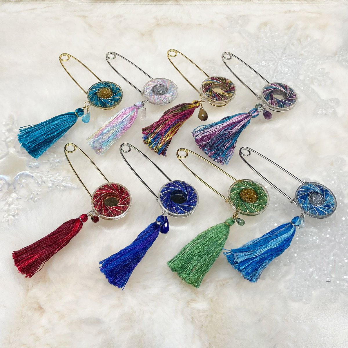 ◆hand to heart Christmas Box in ミュンヘン・クリスマス市 大通公園2丁目
#htoh

atelier 亜空

天然石を絵の具に見立てたパレットモチーフのブローチ

段初め糸を巻いたパーツにタッセルと天然石の雫が揺れるストールピン

クリスマスカラーを中心に色々素材と天然石を楽しむブローチ