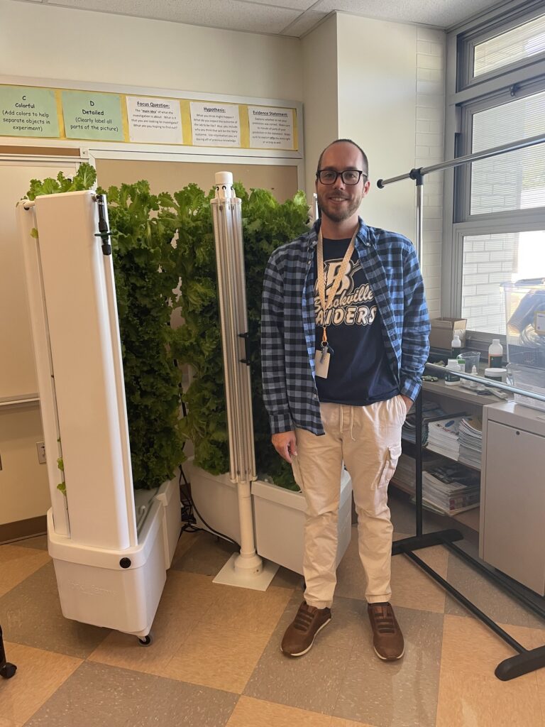 lumileds's tweet image. Lab experiments are now creating lunchroom salads 🥬

Students in Brookville, PA used a hydroponic system powered by #LEDs to grow fresh lettuce for school lunches.

Discover how LEDs are powering the future of learning (and lunch breaks): 
bit.ly/47VvMGe