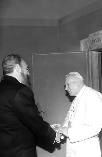#FidelCastro sostiene conversaciones con el Papa Juan Pablo II en la biblioteca privada en el segundo piso del Palacio del Vaticano, el 19 de noviembre de 1996

fidelcastro.cu
#100AñosConFidel #Cuba