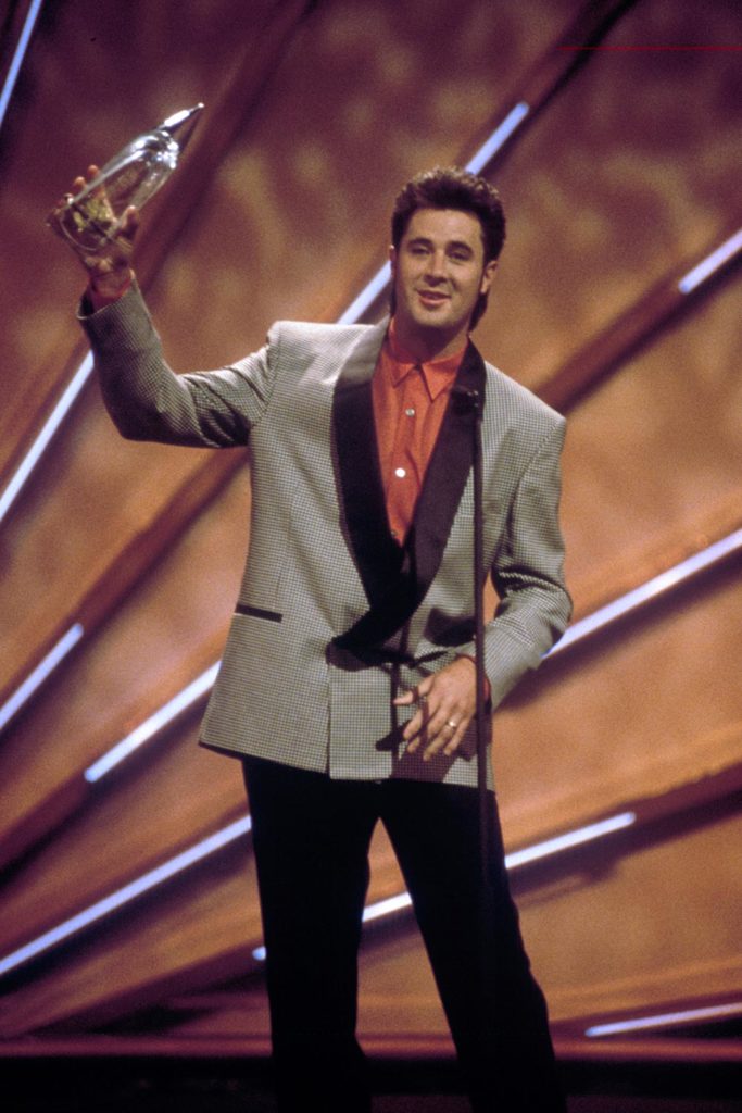 VGcom's tweet image. Someone tell this kid he'll be receiving the @CountryMusic @WillieNelson Lifetime Achievement Award tonight! Tune in at 8/7c on @ABC and next day on @hulu.