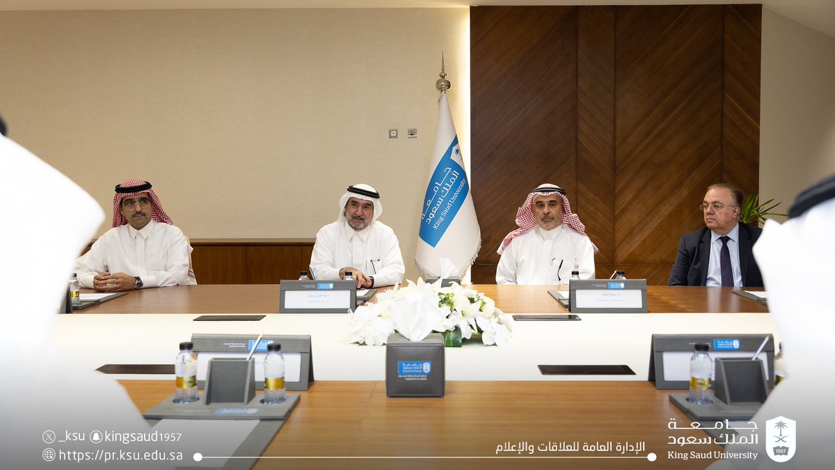 _KSU's tweet image. نيابةً عن سعادة رئيس #جامعة_الملك_سعود المُكلَّف أ.د. علي بن محمد مسملي

 سعادة عميد معهد الملك عبدالله للبحوث والدراسات الاستشارية د. عبدالله الثابت يوقع اتفاقية تعاون مع مركز الخليج للأبحاث، تهدف إلى تطوير مشاريع بحثية مشتركة، واطلاق برامج تدريبية متخصصة، وتنظيم فعاليات علمية.