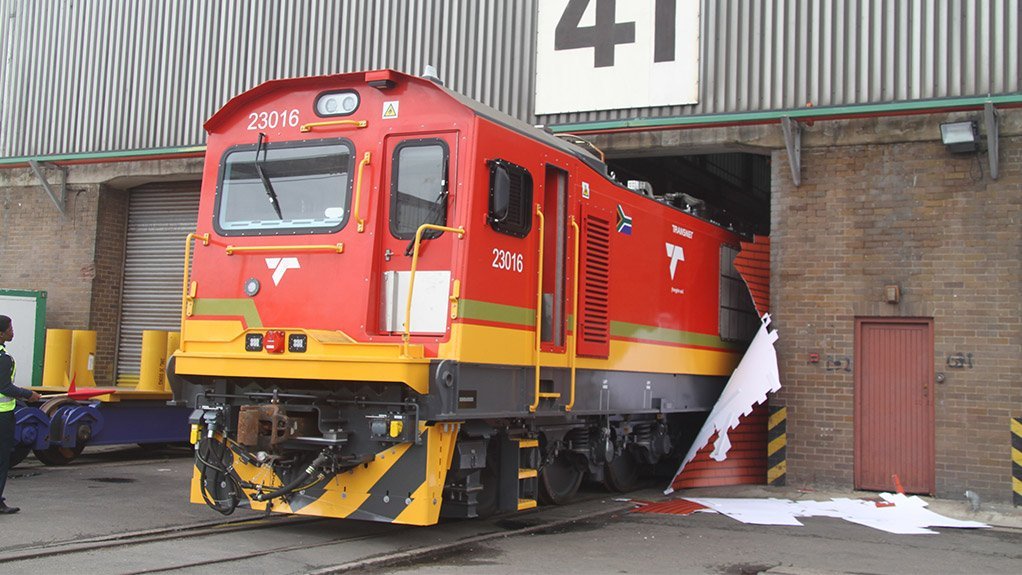 centralnewsza's tweet image. 🔴Transnet Hits Major Milestone with 200th Traxx 23E Locomotive Rollout in Push for Rail Revival🔴

Durban – Transnet has marked a key step forward in its drive to update South Africa’s freight rail system, with the 200th advanced Traxx 23E locomotive coming off the production…