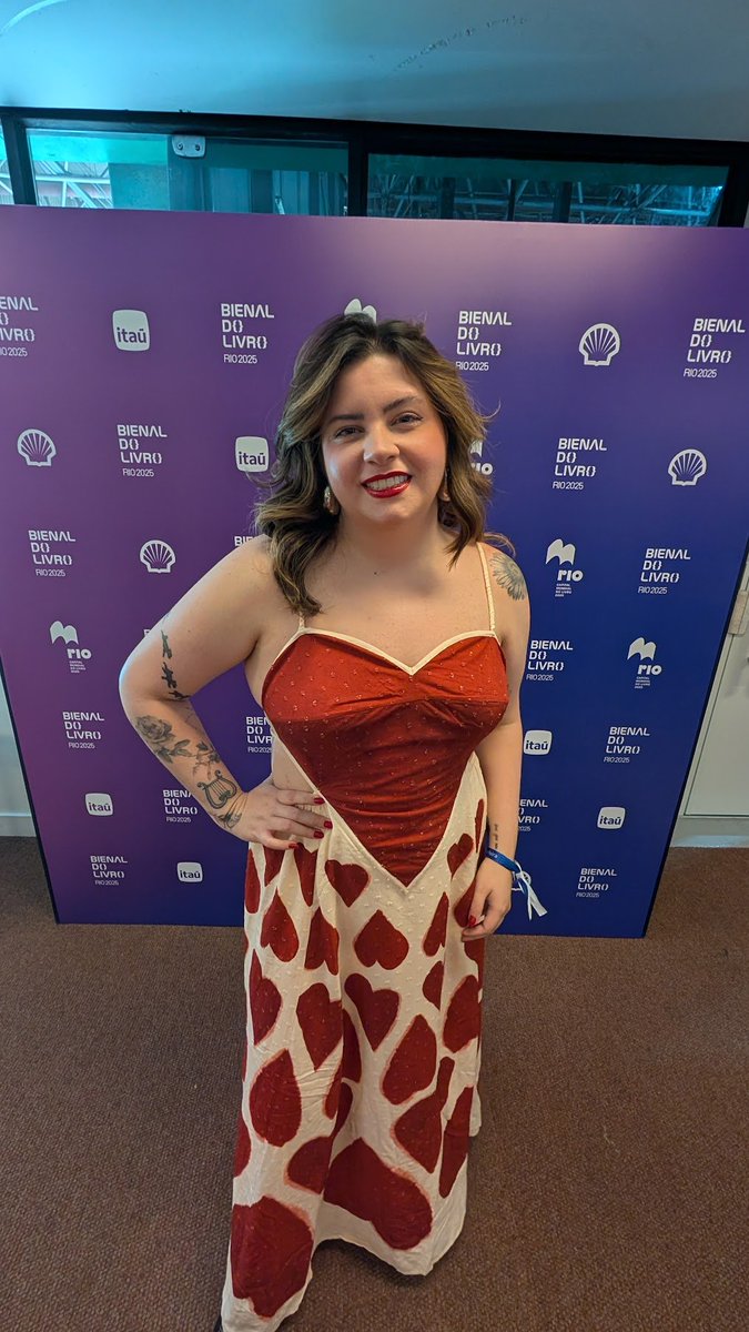 giuldomingues's tweet photo. eu fui na farm procurar roupa pra um evento e a vendedora me perguntou o que era

eu falei que era pra palestrar sobre romantasia na bienal do livro do RJ ela disse:

VC TEM QUE VER UM VESTIDO!!!!

e me trouxe esse ❤️ https://t.co/vjyKVtYnN1