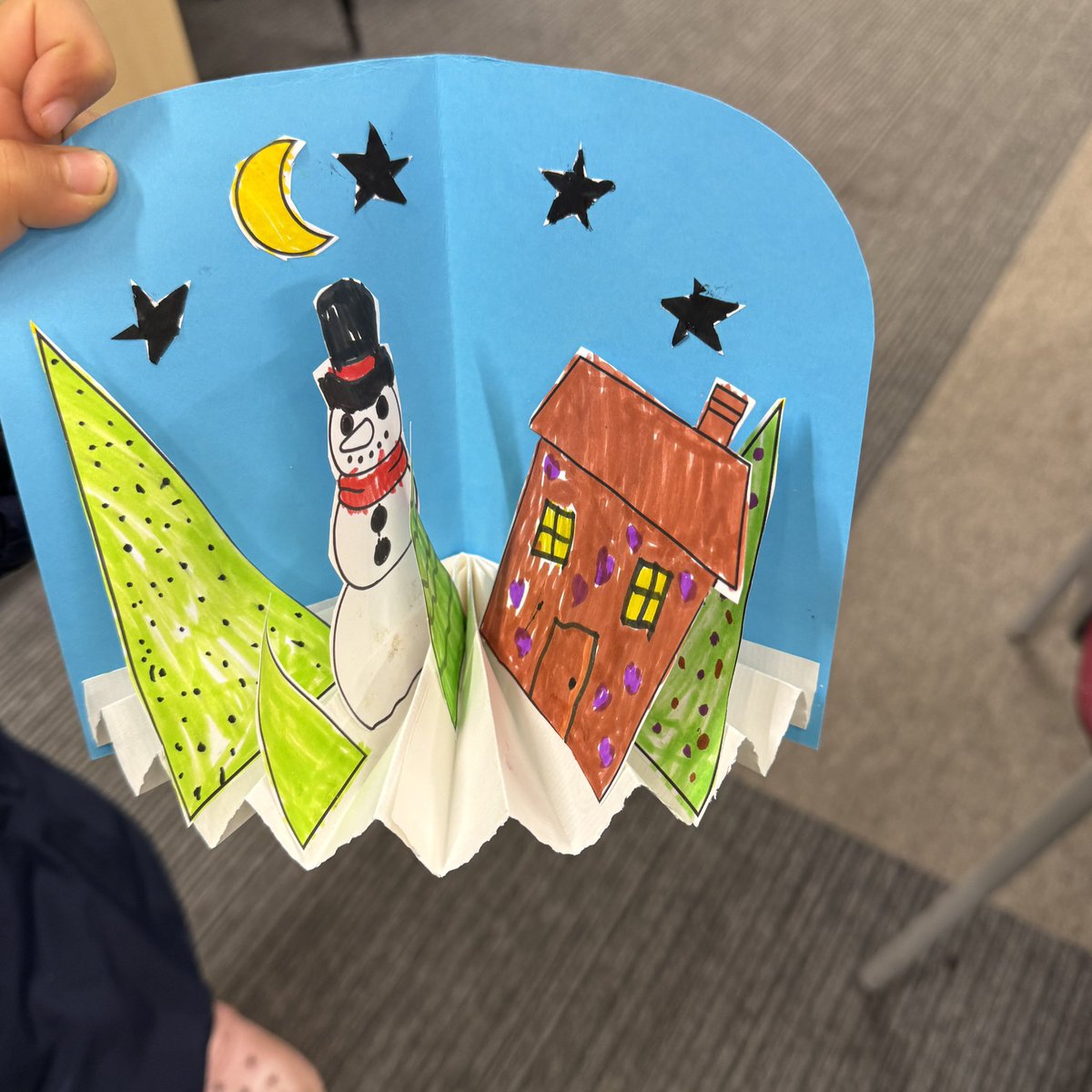 ElthamLibrary's tweet image. We love making at #ElthamLibrary children’s #CraftClub! ❄️ This week we made 3D festive scenes using different colours, shapes and materials! 🎨🖍️ Join us on Wednesdays from 3.45-4.45 to make friends, borrow books + #Craft! #LoveYourLibrary