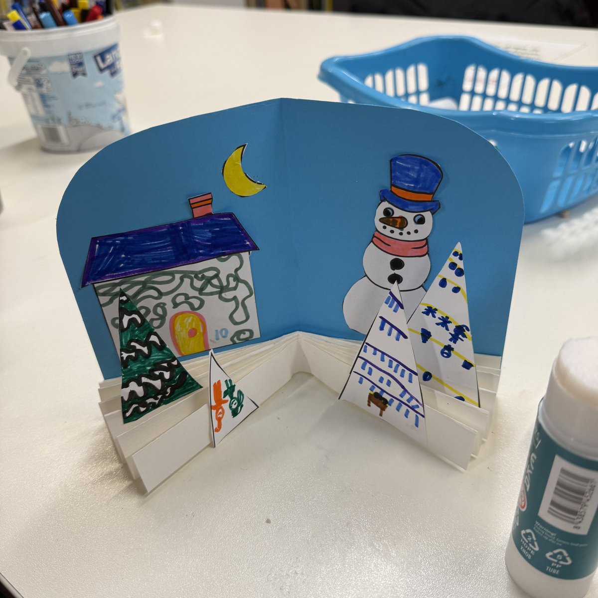 ElthamLibrary's tweet image. We love making at #ElthamLibrary children’s #CraftClub! ❄️ This week we made 3D festive scenes using different colours, shapes and materials! 🎨🖍️ Join us on Wednesdays from 3.45-4.45 to make friends, borrow books + #Craft! #LoveYourLibrary