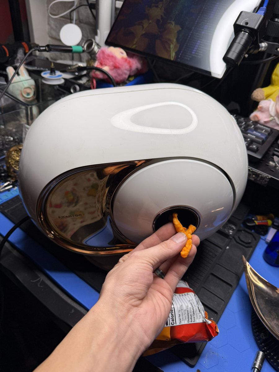 UnbendableStraw's tweet image. Feeding my French HomePod