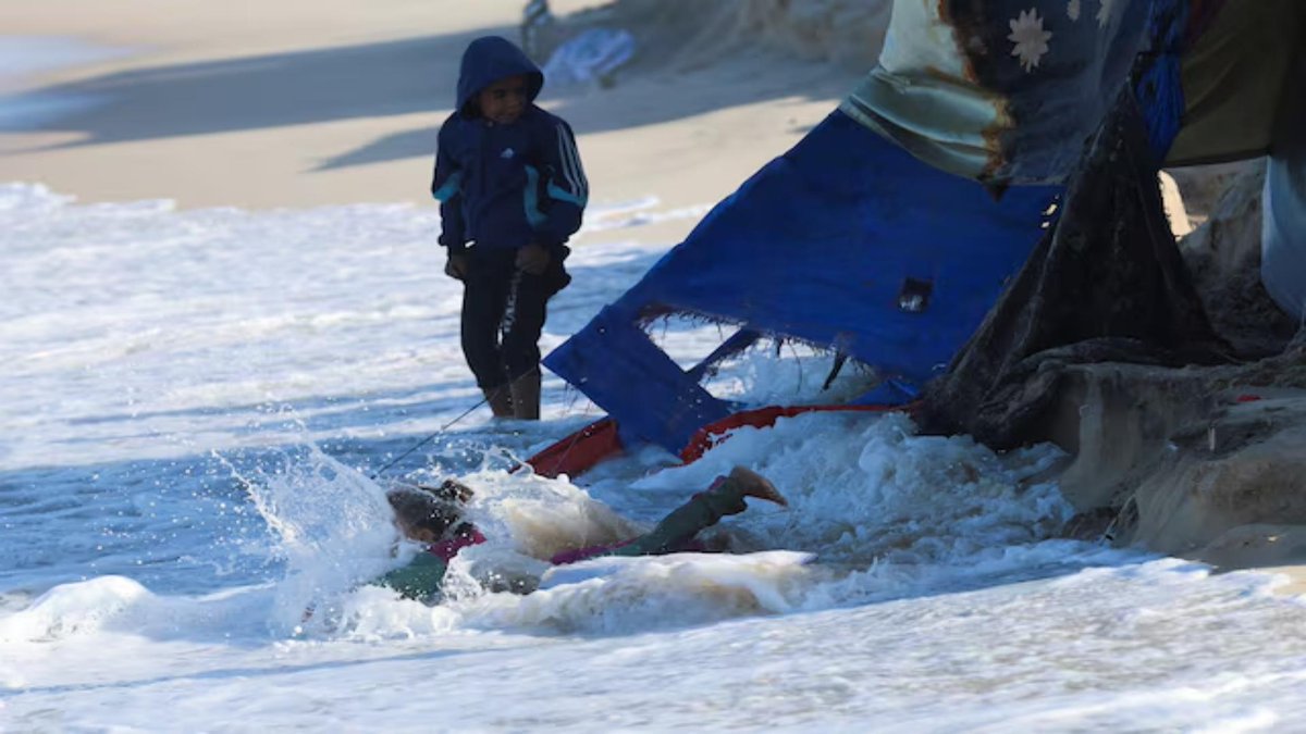 MTVEnglishNews's tweet image. #Gaza Storms Cause #Flooding, Sewage #Problems, and Misery in Tent #Camps mtv.com.lb/en/news/Intern…