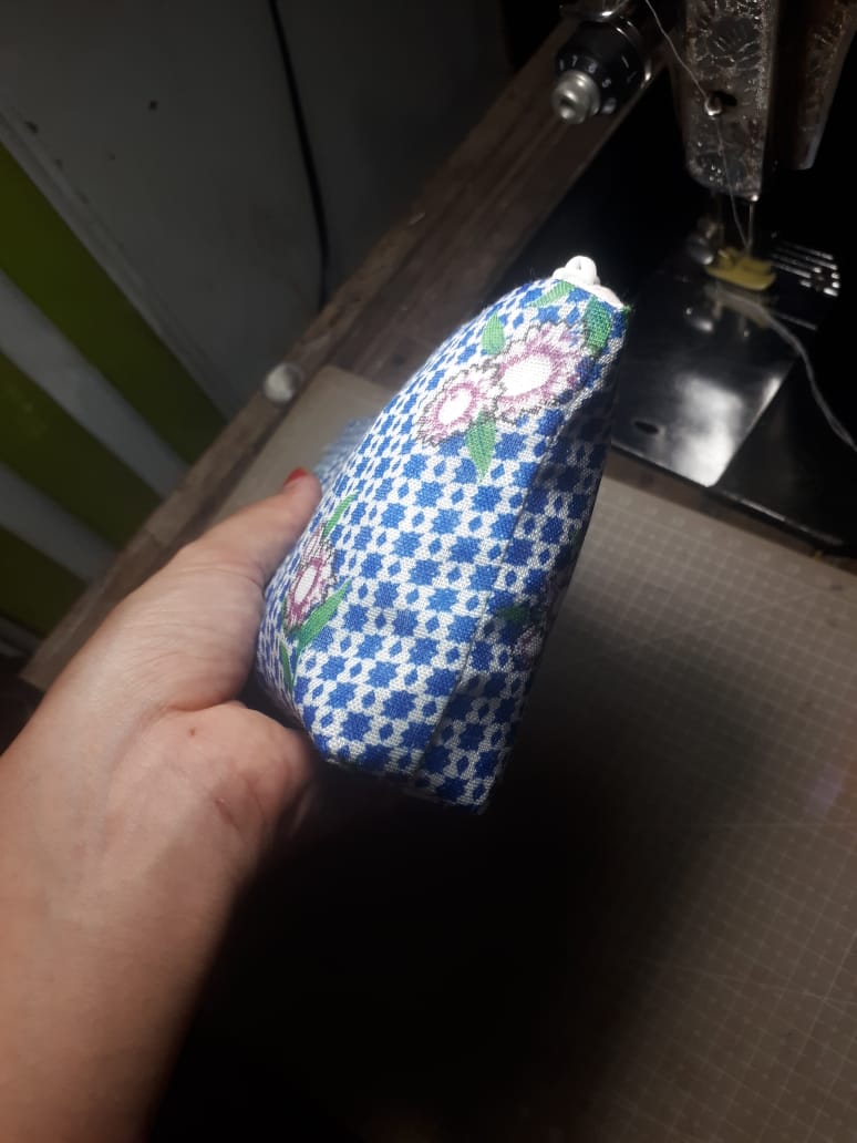 kkayunn's tweet image. tadinya mau bikin boxy pouch eh tetau emak bilang &quot;tas kamu yg ini (boxy pouch yg kecil) kegedean&quot;

WAH BERARTI HARUS BIKIN YANG LANGSING dan aku memutuskan bikin pouch model begini biar bisa berdiri