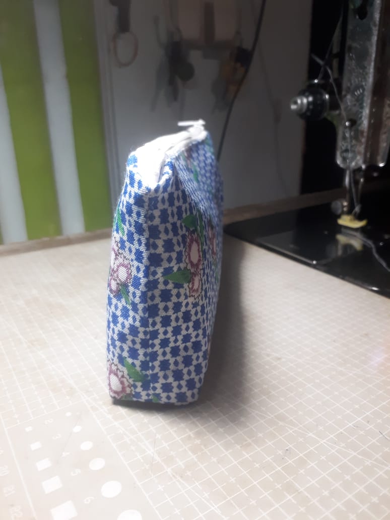 kkayunn's tweet image. tadinya mau bikin boxy pouch eh tetau emak bilang &quot;tas kamu yg ini (boxy pouch yg kecil) kegedean&quot;

WAH BERARTI HARUS BIKIN YANG LANGSING dan aku memutuskan bikin pouch model begini biar bisa berdiri