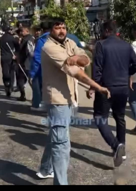 आजको बाराको घटनामा तलको क्लिपमा देखिए अनुसार, दुवै पक्षबिच छलफल चलिरहेको बेला यो फोटोमा देखिएका यी मानिस आएर मुक्का बर्साउदै हिँसा सुरु गरेको देखिन्छ। कुनै पनि पक्षको अतिवादले देश द्वन्दमा नजाओस। कानुन सबैको लागि बराबर हुनै पर्छ। 

facebook.com/share/v/17nY9H…