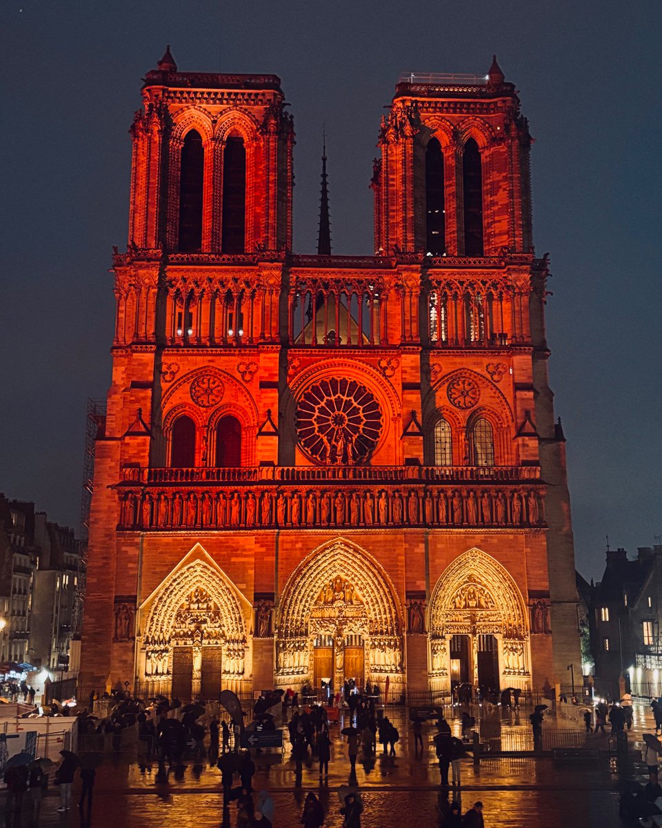 notredameparis's tweet image. 👉 Ce soir, @notredameparis est illuminée en rouge jusqu’à minuit pour faire mémoire des chrétiens persécutés dans le monde. 

🙏 Cette mise en lumière s’inscrit dans la #RedWeek, une initiative internationale portée par @AEDenFrance , durant laquelle des monuments sont illuminés…