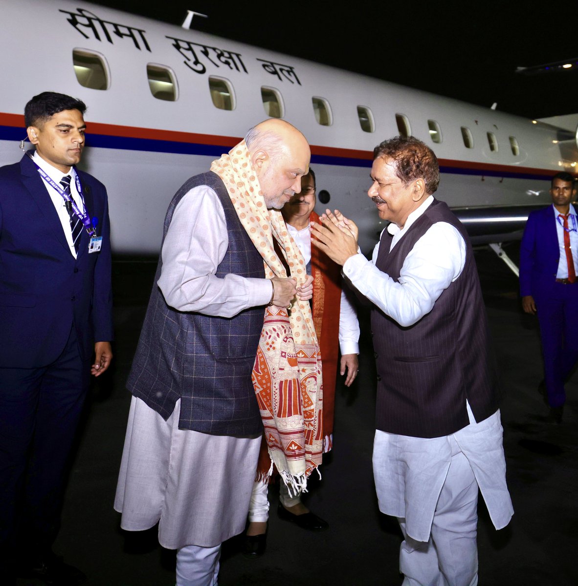 AmitShahOffice's tweet image. केंद्रीय गृह एवं सहकारिता मंत्री श्री @AmitShah जी बिहार में प्रचंड बहुमत से फिर से निर्वाचित NDA सरकार के कल आयोजित होने वाले शपथ ग्रहण समारोह में शामिल होने पटना पहुँचे, जहाँ एयरपोर्ट पर बिहार भाजपा के अध्यक्ष @DilipJaiswalBJP जी, भाजपा विधायक दल के नेता श्री @samrat4bjp जी, उप…