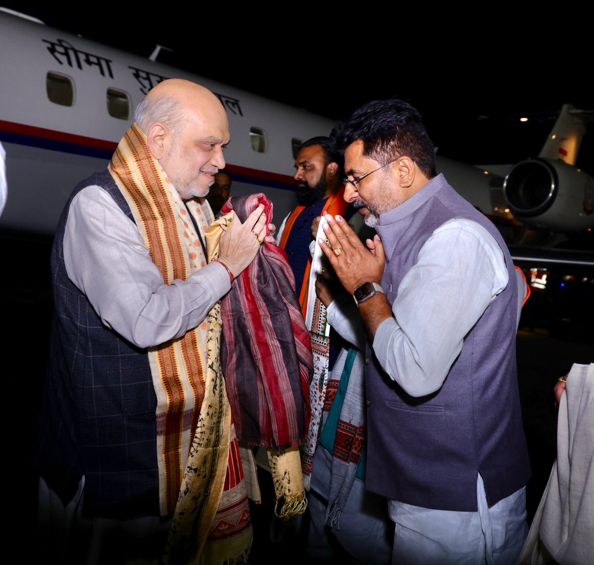 AmitShahOffice's tweet image. केंद्रीय गृह एवं सहकारिता मंत्री श्री @AmitShah जी बिहार में प्रचंड बहुमत से फिर से निर्वाचित NDA सरकार के कल आयोजित होने वाले शपथ ग्रहण समारोह में शामिल होने पटना पहुँचे, जहाँ एयरपोर्ट पर बिहार भाजपा के अध्यक्ष @DilipJaiswalBJP जी, भाजपा विधायक दल के नेता श्री @samrat4bjp जी, उप…