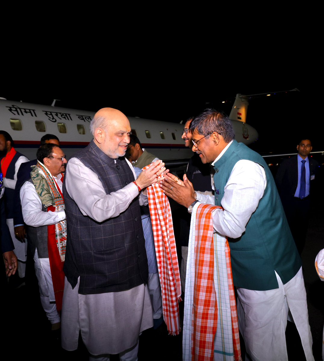 AmitShahOffice's tweet image. केंद्रीय गृह एवं सहकारिता मंत्री श्री @AmitShah जी बिहार में प्रचंड बहुमत से फिर से निर्वाचित NDA सरकार के कल आयोजित होने वाले शपथ ग्रहण समारोह में शामिल होने पटना पहुँचे, जहाँ एयरपोर्ट पर बिहार भाजपा के अध्यक्ष @DilipJaiswalBJP जी, भाजपा विधायक दल के नेता श्री @samrat4bjp जी, उप…