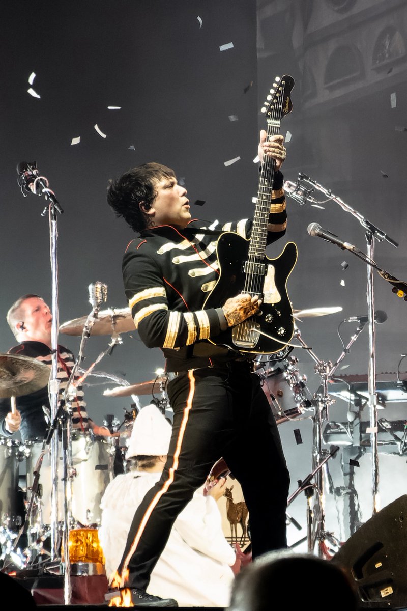 There are so many things going on here, and I kinda love the chaos lol

#mcrnj