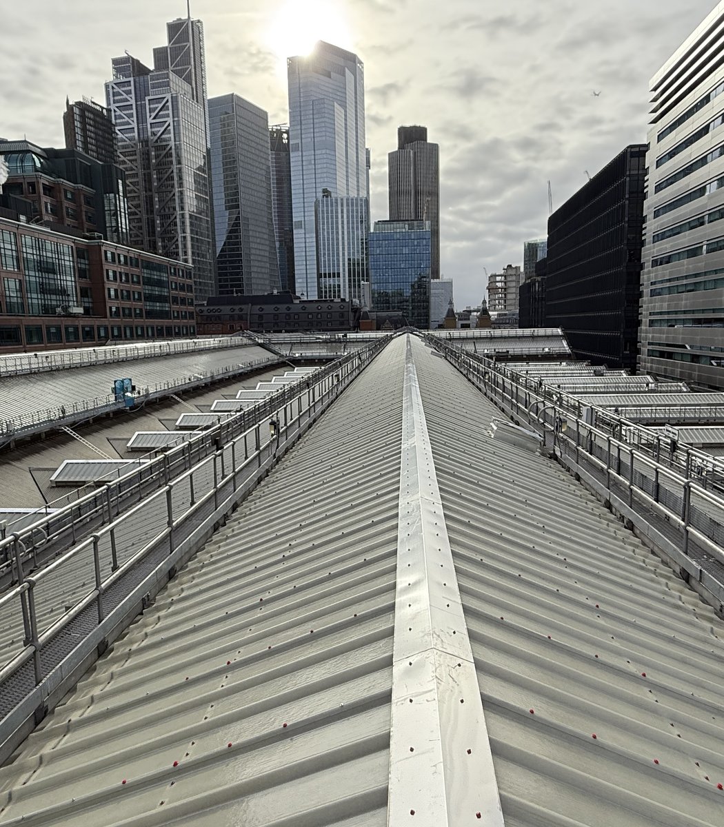 NetworkRailLST's tweet image. Brighter journeys☀️

A tour of our roof project, being delivered w/ Morgan Sindall Infrastructure

We&apos;ve replaced most of the old glazing panels over platforms 1-10

Here&apos;s a before (left) and after. The old lichen-covered panels are gone, replaced by brand new ones

THREAD 1/10