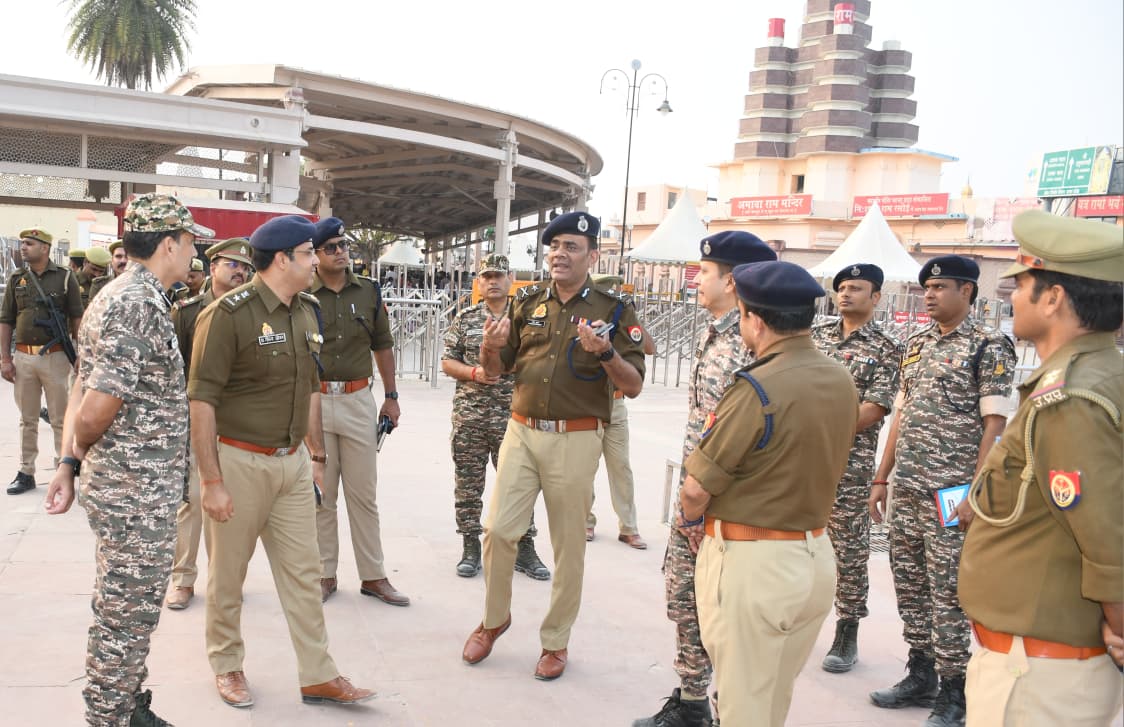 आज दिनांक 19.11.2025 को एसएसपी अयोध्या एवं अन्य अधिकारीगण के साथ आगामी कार्यक्रम एव कानून व्यवस्था के दृष्टिगत श्रीराम जन्मभूमि मन्दिर परिसर का निरीक्षण कर सर्व-सम्बन्धित को आवश्यक दिशा-निर्देश दिए गये।