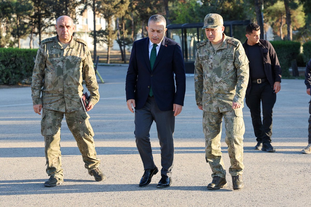 Valimiz Sayın Tahir Şahin 11.Hudut Tugay Komutanımız Tuğgeneral Sayın Ersin Özbalcı'yı ziyaret etti.

Vali Şahin Sayın Özbalcı ile 11.Hudut Tugay Komutanlığımızda bakım ve  onarımları yapılan hizmet binalarını yerinde inceledi.

#Kilis
