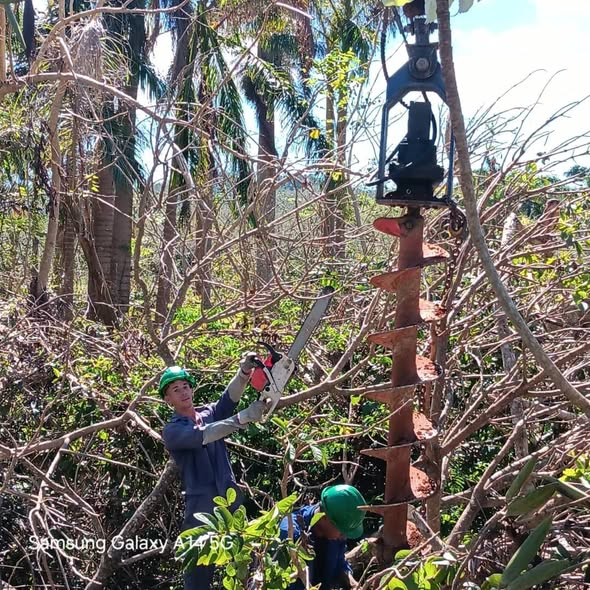 📷Héroes de azul de ETECSA_Cuba Guantánamo, trabajan sin descanso para restablecer los daños ocasionados por #Melissa en las zonas montañosas📷. Los impulsan el sentido del deber y la satisfacción de comunicar familias y comunidades. Solo los detiene el cumplimiento de la tarea