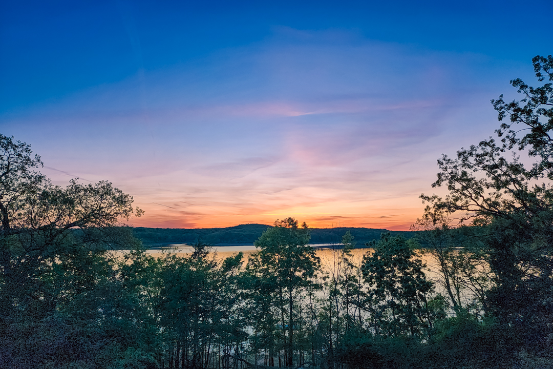 laketherapypics's tweet image. No tripod, no zoom, no stress. Just Bull Shoals being calm and beautiful. Some places are best experienced with your hands free and your pockets light.