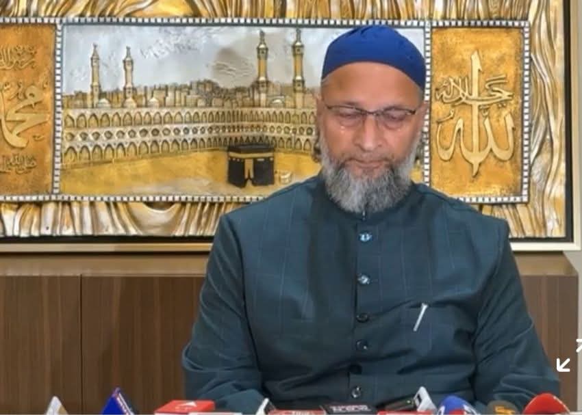 इस तस्वीर पर इतना बवाल क्यों भाई?
मुझे तो इसमें विवादित कुछ दिख नहीं रहा।