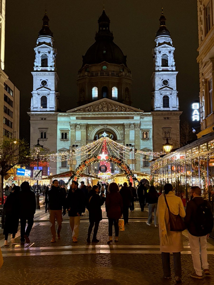 PapkeGerhard's tweet image. Weihnachtsmarkt vor der St.-Stephans-Basilika, Budapest. Heute Abend. Keine Betonbarrieren, keine Absperrungen, keine patrouillierenden Polizisten. Alles ist friedlich. Denn es gibt keine Anschlagsgefahr, weil die #Ungarn keine Islamisten in ihr Land lassen!