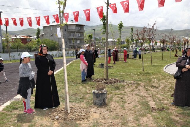 Wchildrenrecord's tweet photo. The #most #children #planting #tree for #mothers #record
580 #children #achieved (600 #Trees) this #record in #Van #Türkiye on #Mother’s #Day #May 14,2018
#simultaneously #mothersday #book #World #Kids #child #Turkey #school #Channel #participation #Happy #ChildrenWorldRecords https://t.co/VKMNmq3PB7