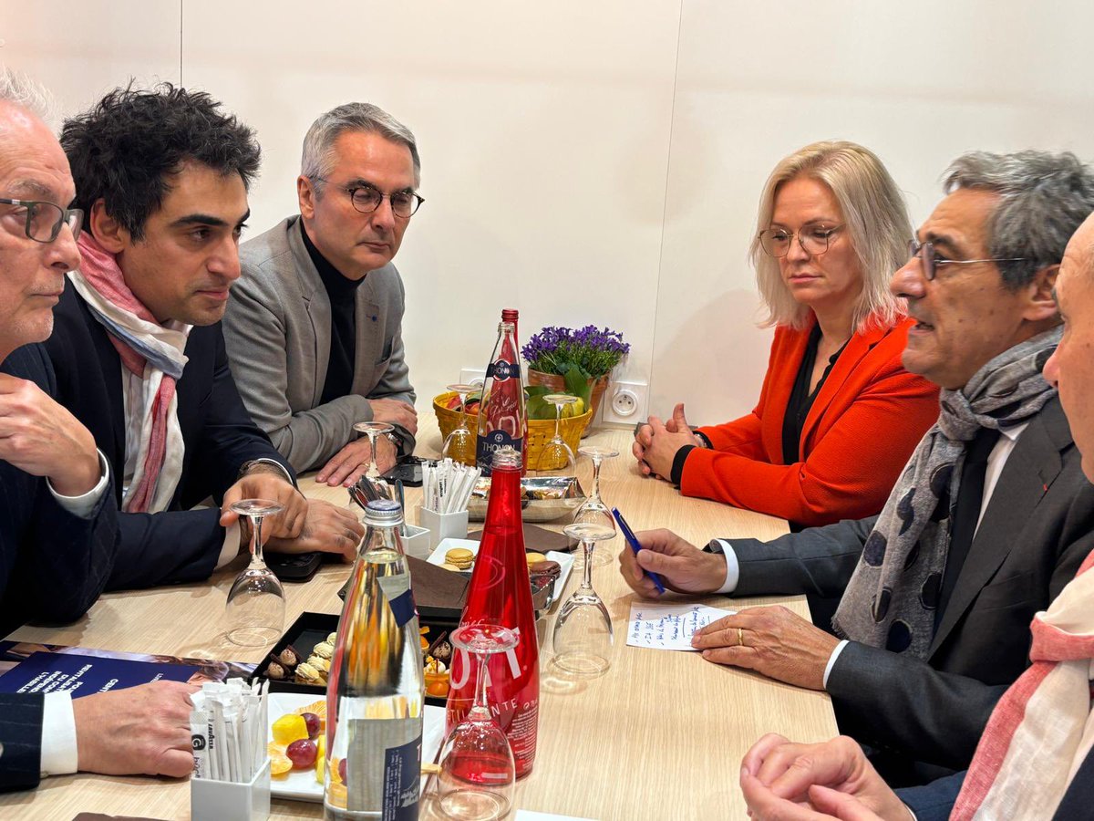 Présentation du livre blanc de la FNH à Serge Papin, Ministre des PME sur le pavillon collectif CPME au #SalonDesMaires