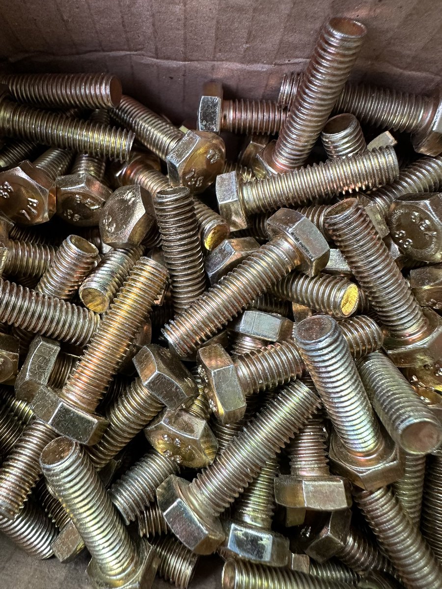 Pyvzonanorte's tweet image. Acabo de salir de la Bulonera de la que soy Cliente desde siempre, tengo 42 iba con mi viejo cuando tenía 5 o 6 años.
Estaba vacía. 
Negocios que sobrevivieron a todo hoy al borde de tener que cerrar.
En una épocas donde los que producimos valor tenemos trabajo, los comercios…