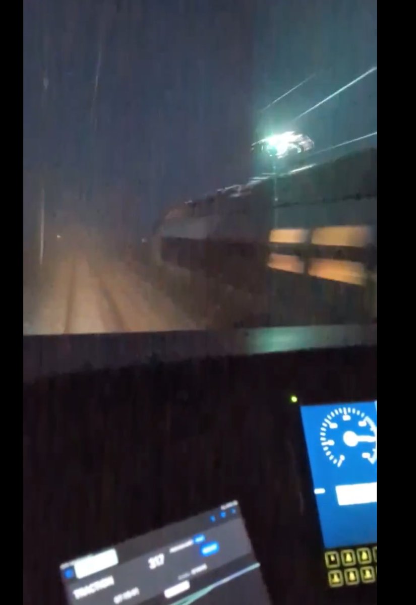 Pourquoi un train fait autant d’étincelles l’hiver? 
Pourquoi les conducteurs de trains n’aiment pas trop ça?

Thread ⤵️⤵️⤵️