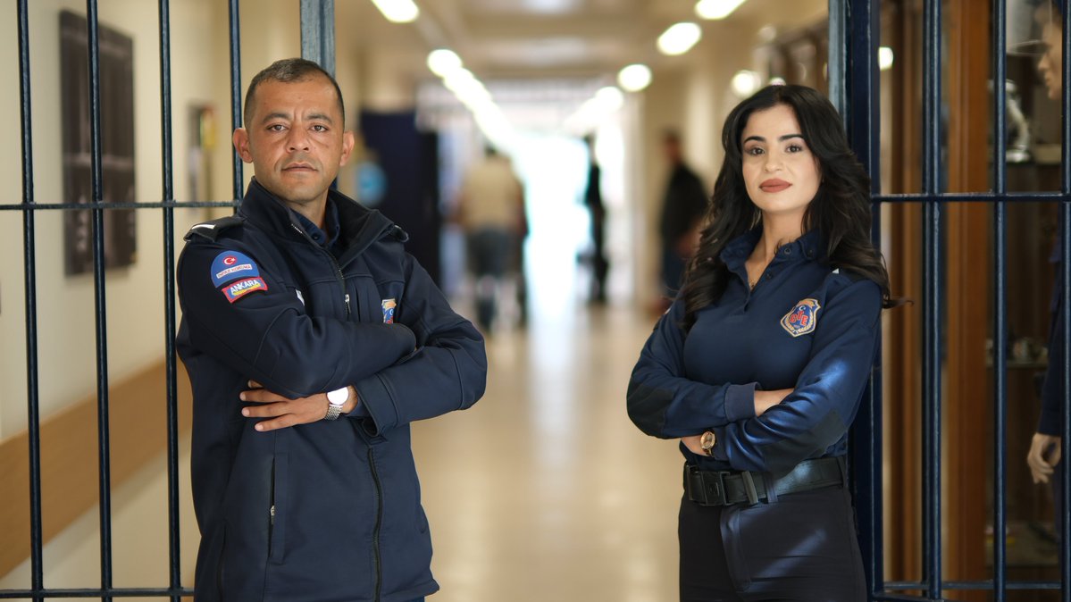 Toplumun sigortası  infaz ve koruma memurlarıdır. Hiç bir unvan yoktur ki infaz ve koruma memurları gibi "Verilen her görevi" yapsın. Psikolog, öğretmen, şoför vb 46 unvanın tek ünvanda toplanmış halinin resmidir infaz ve korumalar.