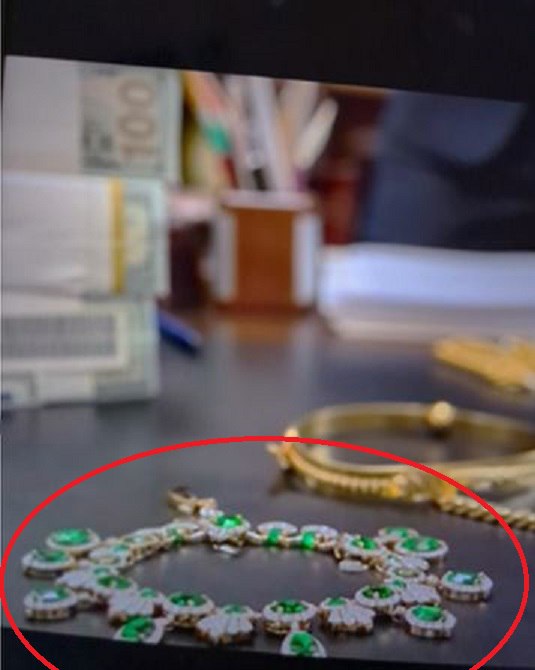 BPartisans's tweet image. Lors des perquisitions chez Mindich, les agents du NABU ont trouvé des bijoux volés au Louvre.

Les agents du Bureau national anti-corruption d&apos;Ukraine (NABU), lors de perquisitions chez un ami proche du président ukrainien Timur Mindich, ont découvert des bijoux volés au Louvre…