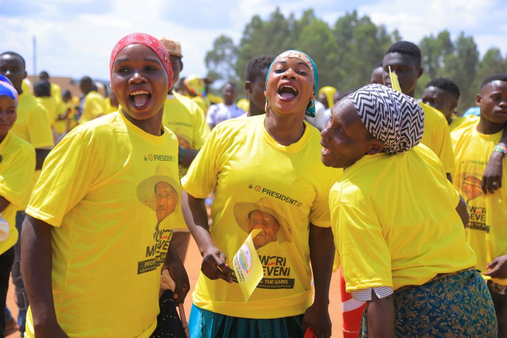 Namayingo and Mayuge turned yellow today as thousands warmly welcomed President <a href="/KagutaMuseveni/">Yoweri K Museveni</a> on his campaign trail. The massive energy and support reflect the people’s confidence in his leadership and Uganda’s continued progress.
#ProtectingTheGains #WhyUgStillNeedsM7