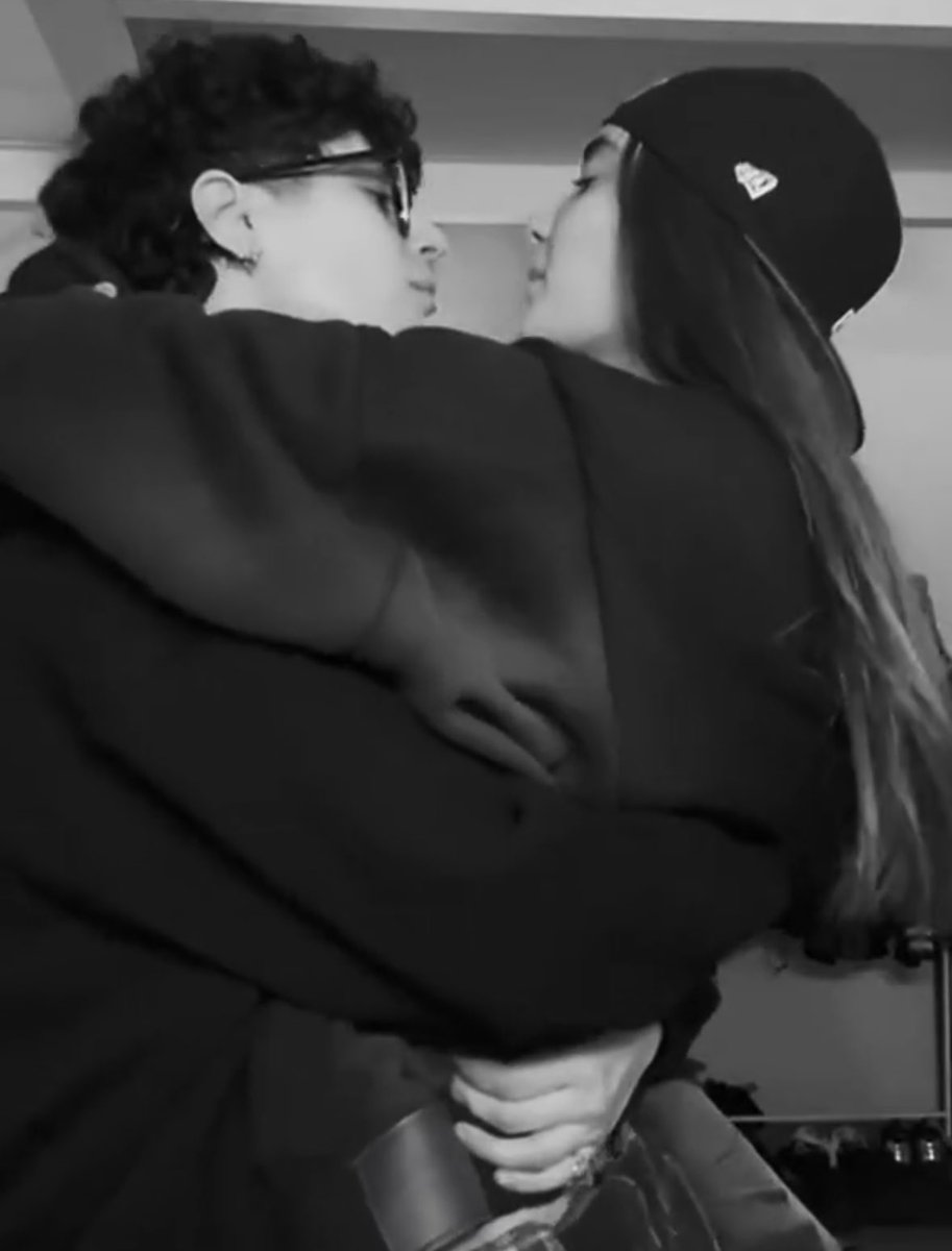 cyberdreeam's tweet image. stringimi forte, amore
stringimi forte e non sentirò
più niente ma solo il tuo cuore, 
e dimmi che hai capito pure te
che non c&apos;è mai una fine.
- Modà

#senzagnocca #Antonia #senzacri