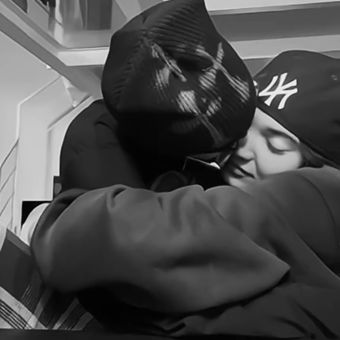 cyberdreeam's tweet image. stringimi forte, amore
stringimi forte e non sentirò
più niente ma solo il tuo cuore, 
e dimmi che hai capito pure te
che non c&apos;è mai una fine.
- Modà

#senzagnocca #Antonia #senzacri