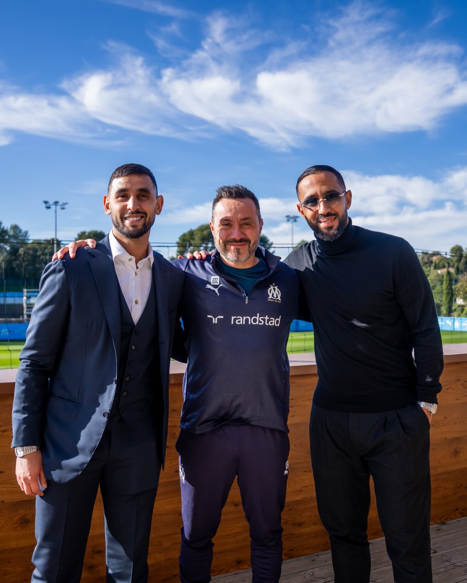 OM_Officiel's tweet photo. Un 𝐯𝐢𝐬𝐚𝐠𝐞 𝐛𝐢𝐞𝐧 𝐜𝐨𝐧𝐧𝐮 des pelouses de @Ligue1 de passage au centre Robert-Louis Dreyfus aujourd'hui 👀🇩🇿

@GhoulamFaouzi 👋 https://t.co/lu0i3YbOpS