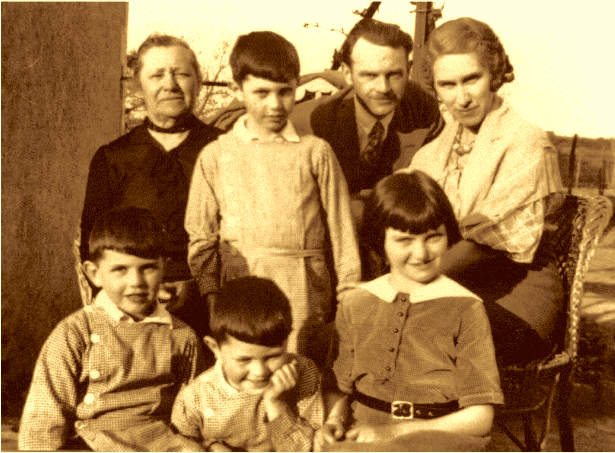 Tous ensemble, ils aident les prisonniers, les juifs, ceux qui rêvent de Londres... Par centaines. Sans jamais rien demander en échange. En juin 1944, tous sont arrêtés : parents, enfants, employée. Et tous déportés. Mais les miracles existent : tous reviendront ! Les Goupille.