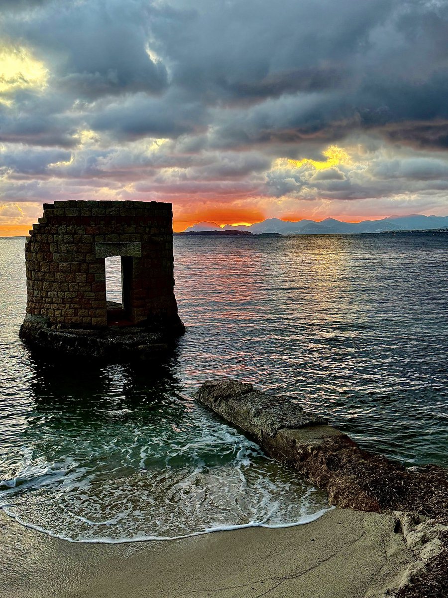 Douce soirée à vous 🫶🏻💫
📍Cap d’#Antibes 🧡💛