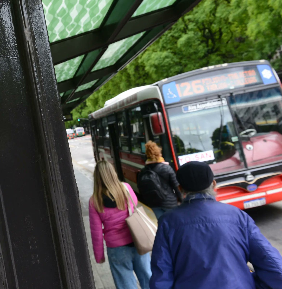 clarincom's tweet image. LAS EMPRESAS DE COLECTIVOS PAGARÁN LOS AGUINALDOS EN SEIS CUOTAS

Las compañías de colectivos del AMBA comunicaron al Gobierno que pagarán los sueldos de noviembre en dos cuotas y el aguinaldo en seis, debido a una crisis financiera que califican como “insostenible”. La decisión,…